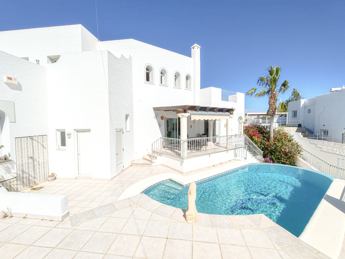 Chalet en venta en Mojácar con piscina privada y vistas al mar