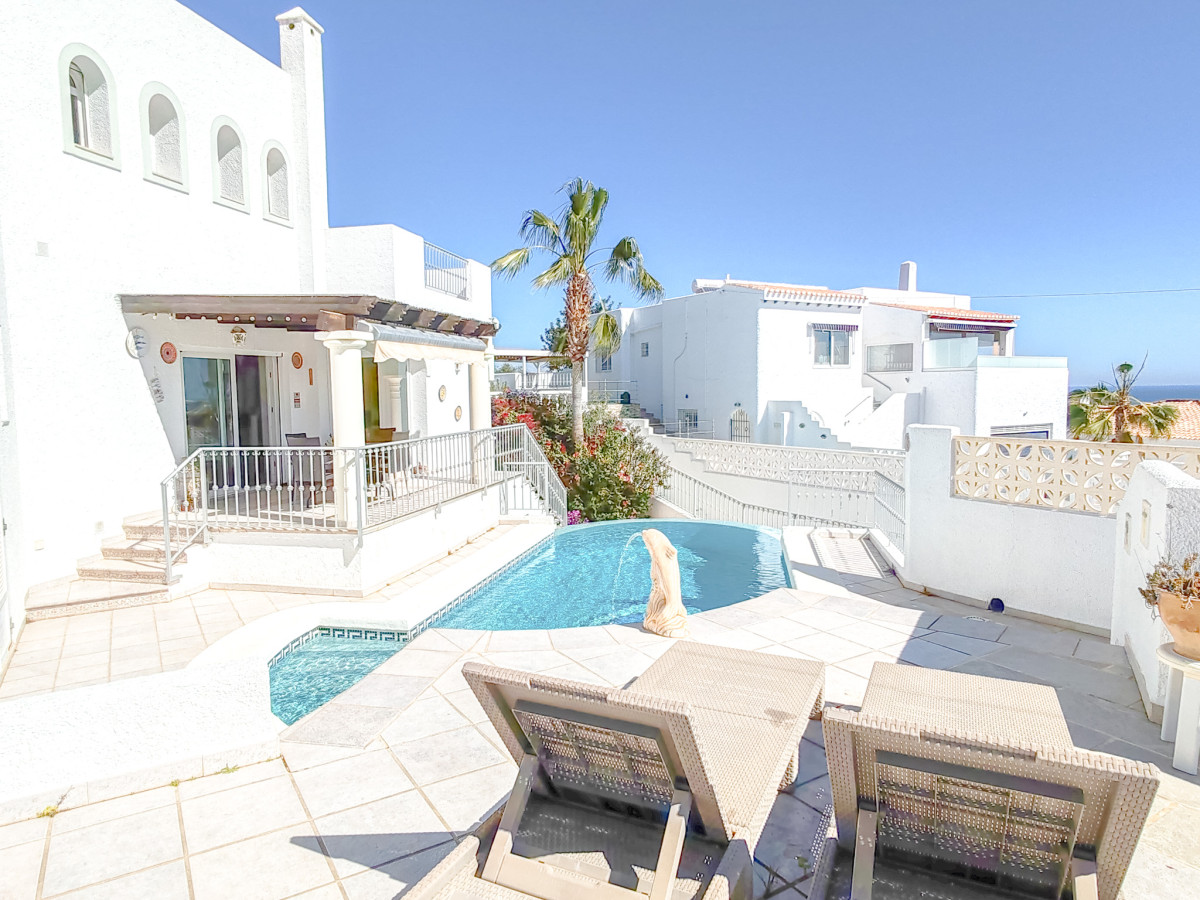 Chalet en venta en Mojácar con piscina privada y vistas al mar