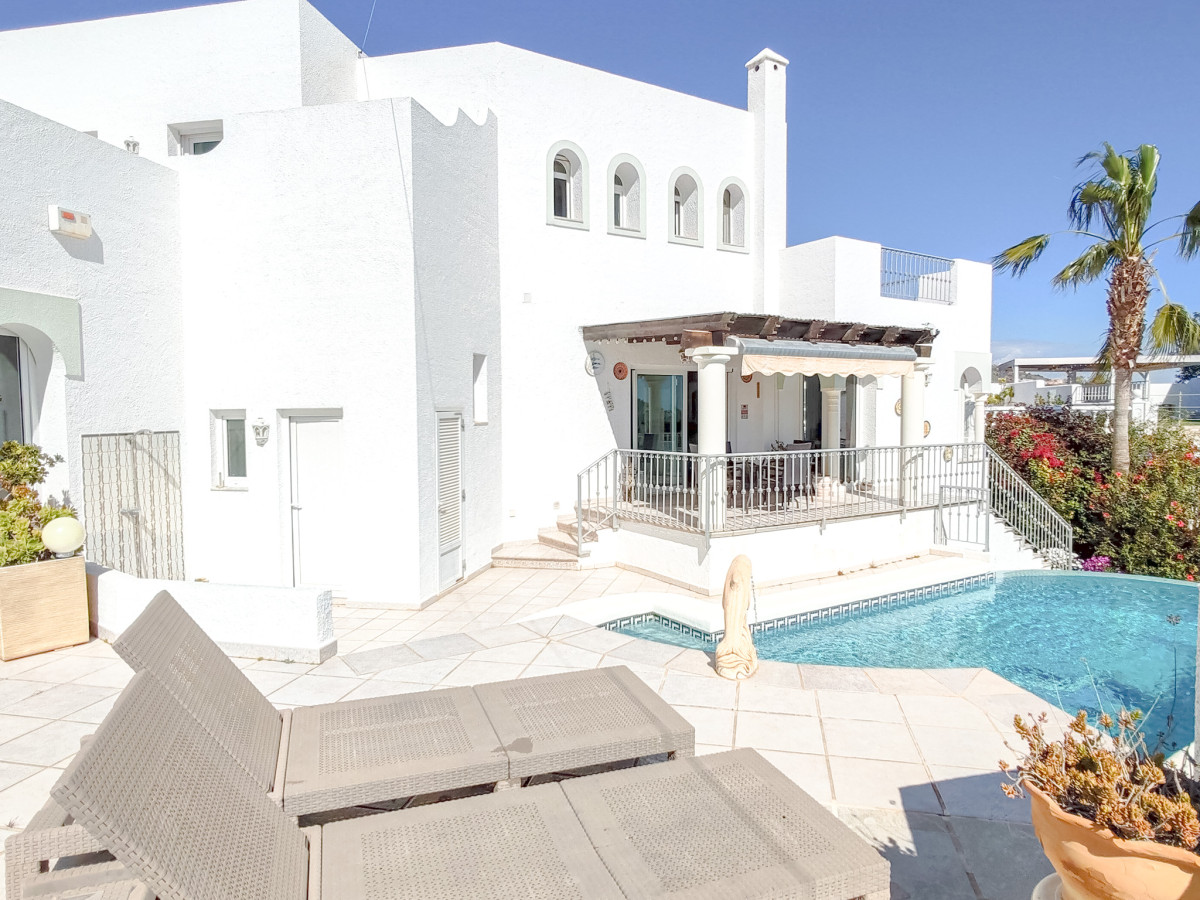 Chalet en venta en Mojácar con piscina privada y vistas al mar
