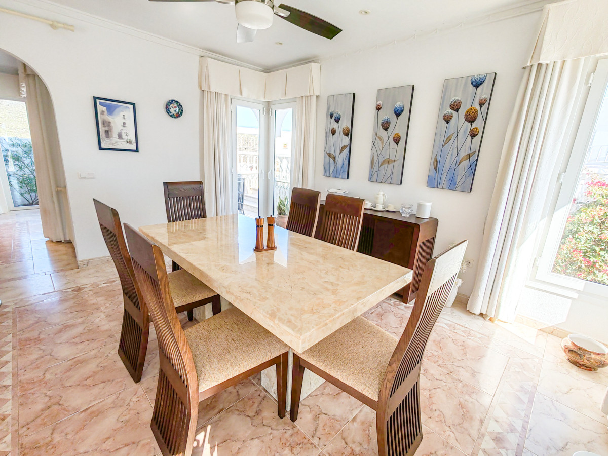 Chalet en venta en Mojácar con piscina privada y vistas al mar